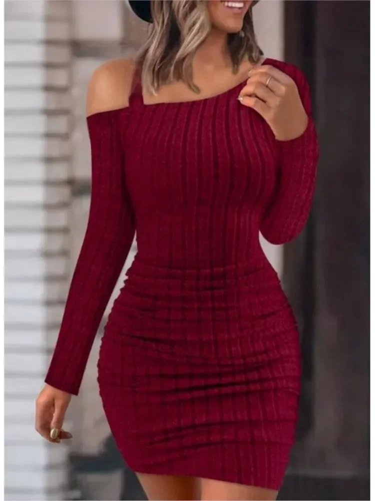 Seksowna mini sukienka z odkrytymi ramionami z łańcuszkiem dla kobiet Jesienna moda Bodycon Sukienki z długim rękawem dla kobiet Zimowe obcisłe dzianinowe kamizelki — zdjęcie 2
