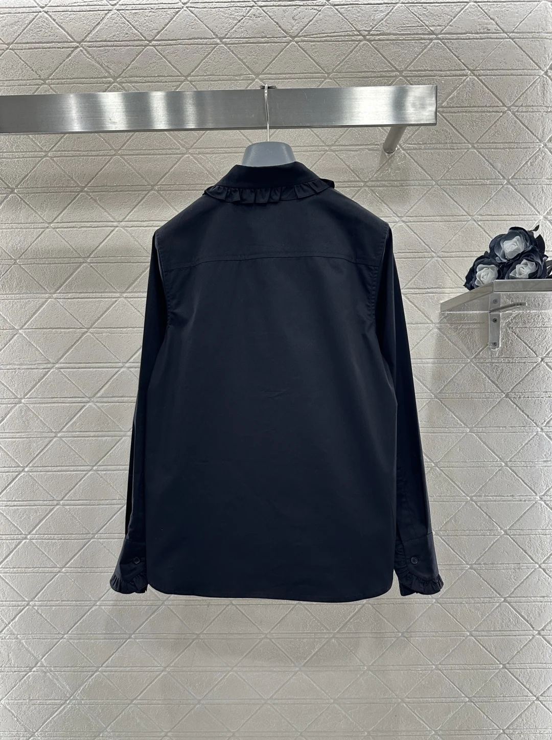 

New Black and White Loose Fashion Lotus Leaf Collar Lapel Button Design Shirt