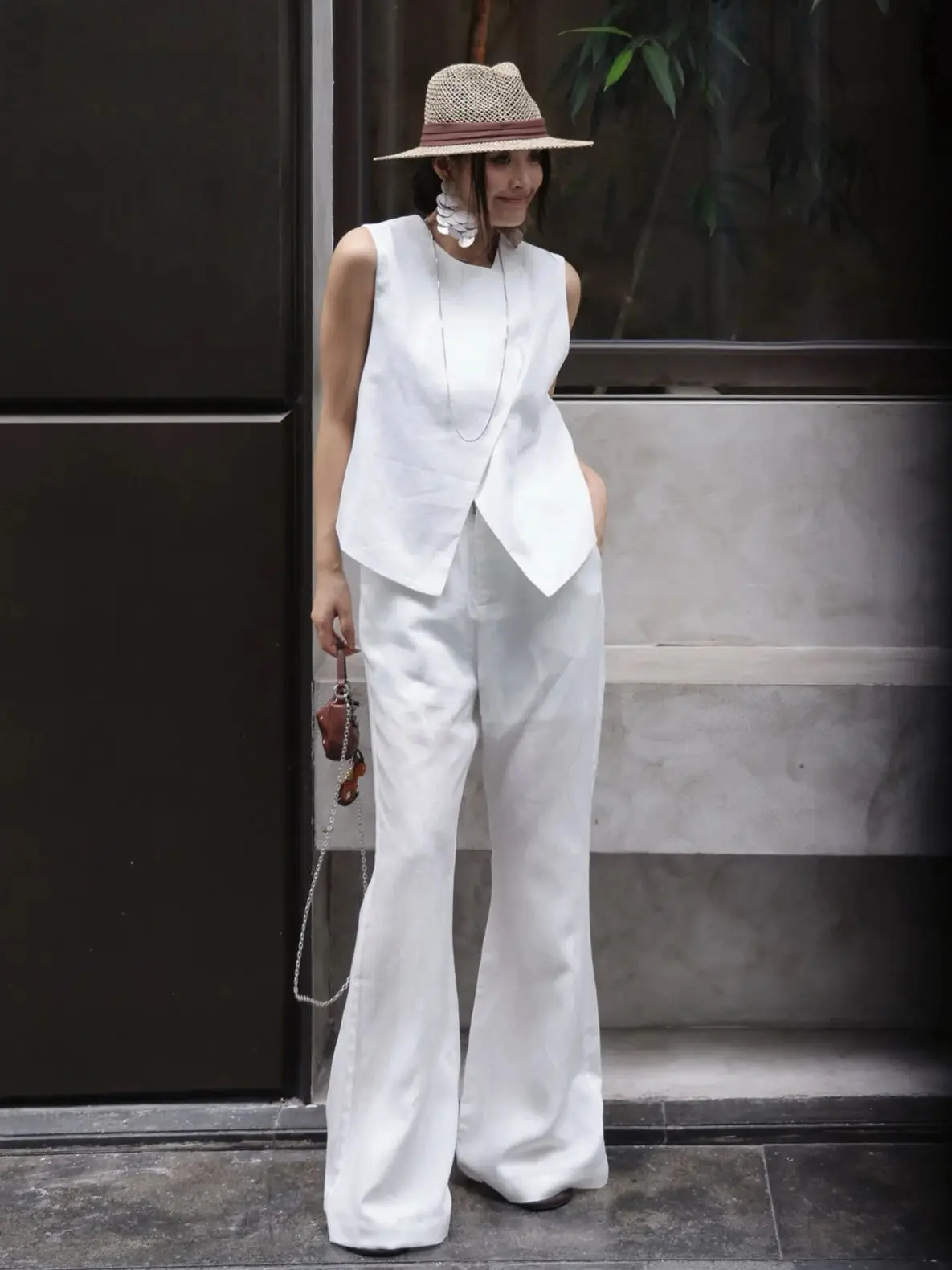 

Luxurious class and refinement style women's minimal 100% linen trouser suit