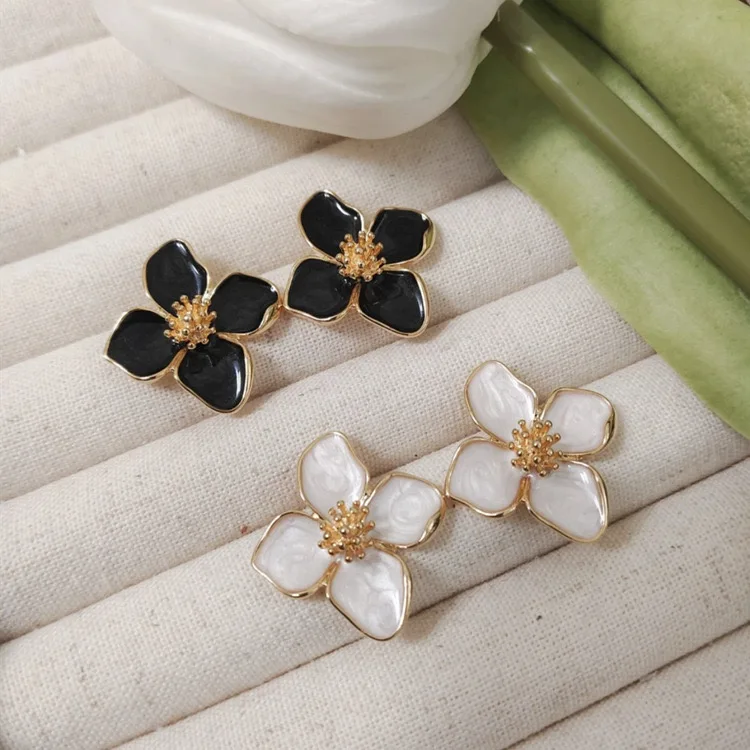 

Elegant Enamel Flower Stud Earrings for Women – Korean Style Vintage Floral Ear Jewelry, Black & White Petal Design
