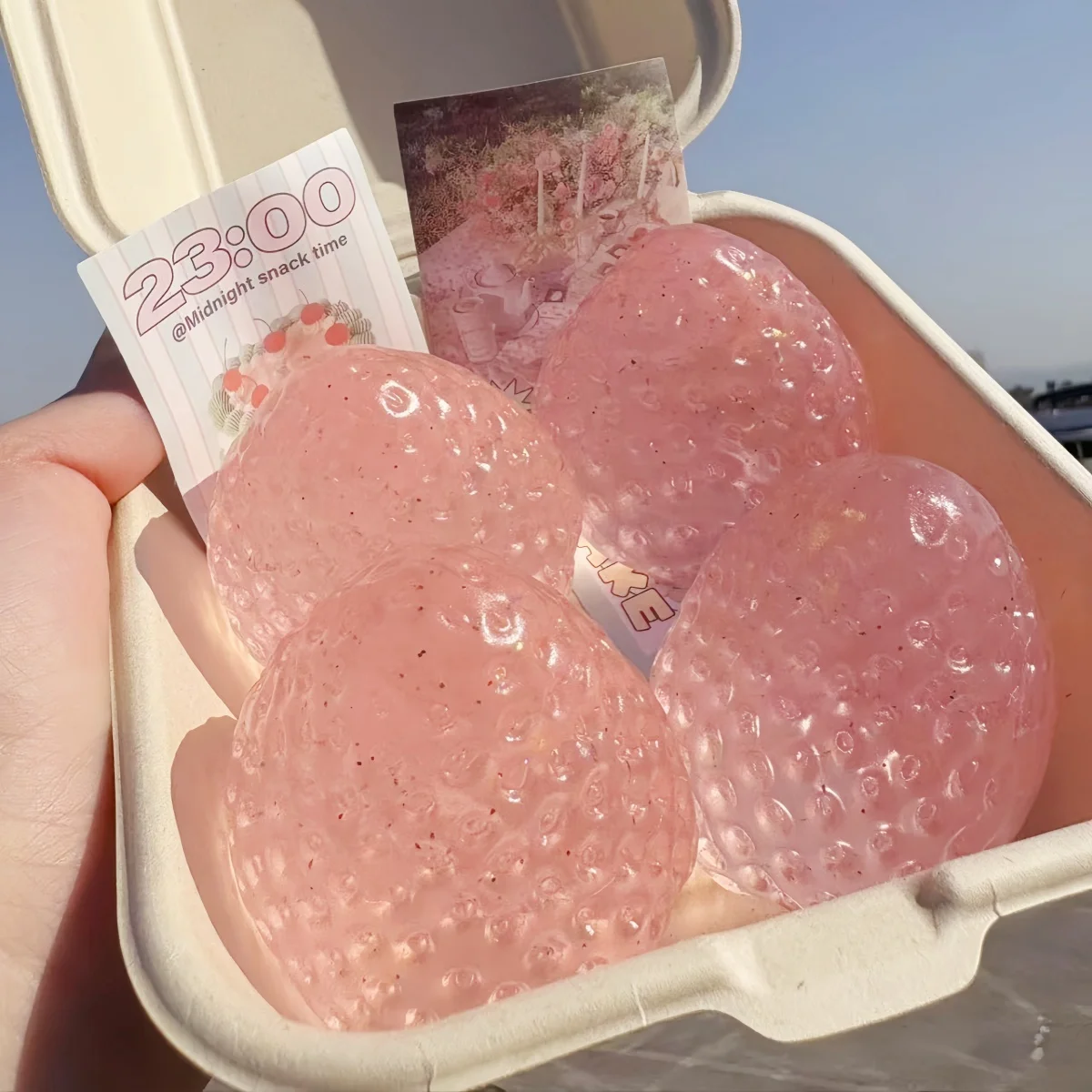 ของเล่นแปลกใหม่สตรอเบอร์รี่เนื้อนุ่ม รูปลักษณ์สูง ฟื้นตัวช้า บีบปลดปล่อยความเครียดสําหรับใช้ในสํานักงาน วันเกิดในอุดมคติ อีสเตอร์ และ