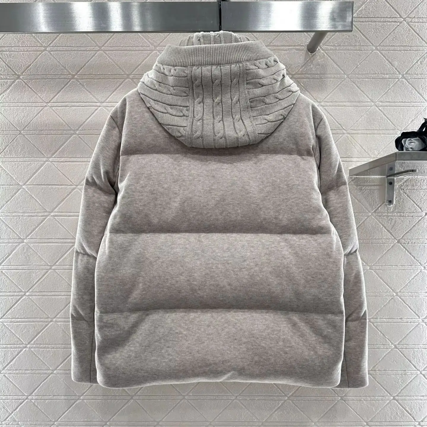 

2025 New Arrival Rectangular Embossed Hooded Down Jacket Made of Wool and Brushed Material White Goose Down