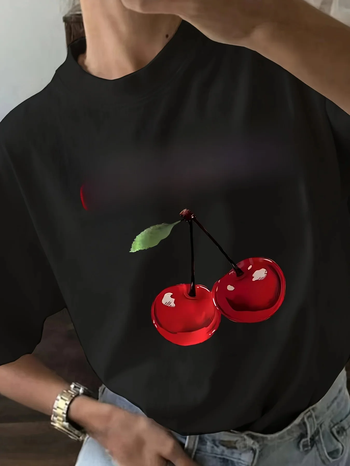 T-shirt z okrągłym dekoltem i nadrukiem kwiatu wiśni - damski swobodny top z krótkim rękawem na lato i wiosnę - luźny krój, oddychający — zdjęcie 2
