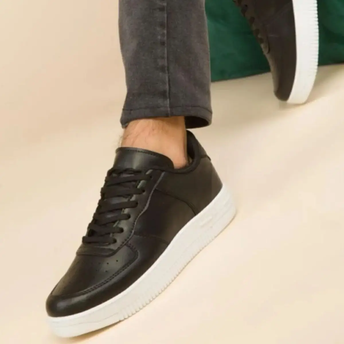 Unisex Fashion Sneakers Lace Up Round Toe Cushioning Running Sports Shoes for Men Women Trainer Race Breathable Couple Tennis