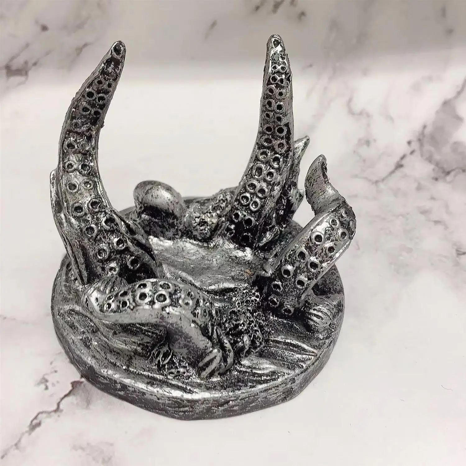 

Держатель кубиков в виде осьминога для полых металлических кубиков D100, держатель кубиков Cthulhu для Dungeon DND, RPG, игральные кости, 100-сторонний набор кубиков