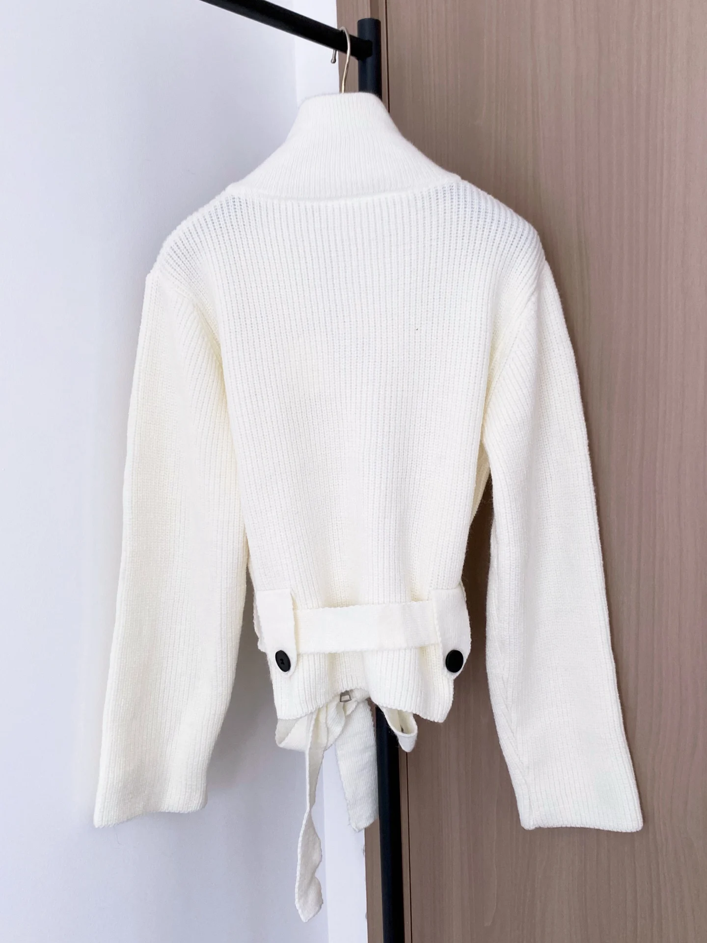 

2025 Autumn/Winter New Women's Double-pocket Pinned Bead Embellished Lapel Long-sleeved Jumper Top