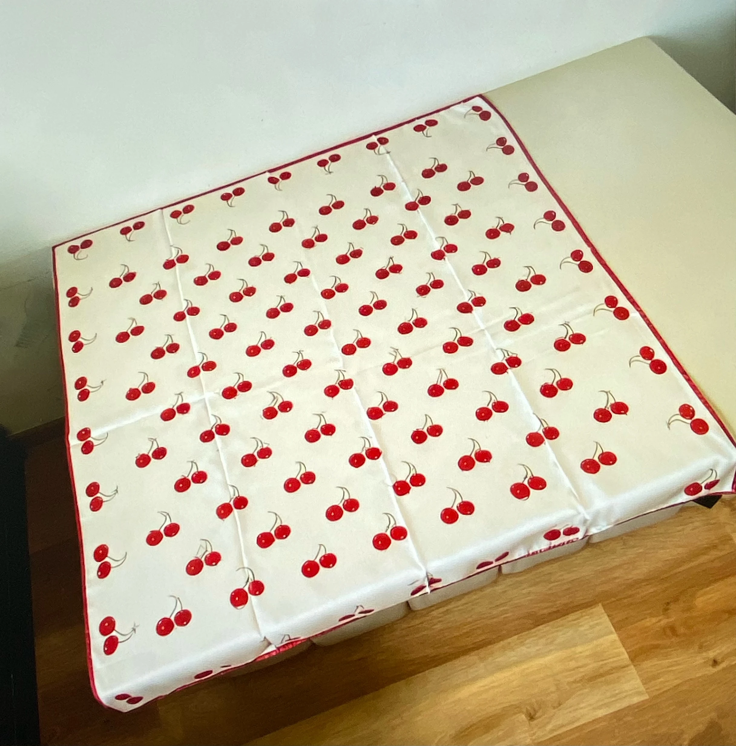 

2025 модный новый стиль однотонный женский шелковый квадратный шарф с принтом сладкой вишни 90x90 см 925B