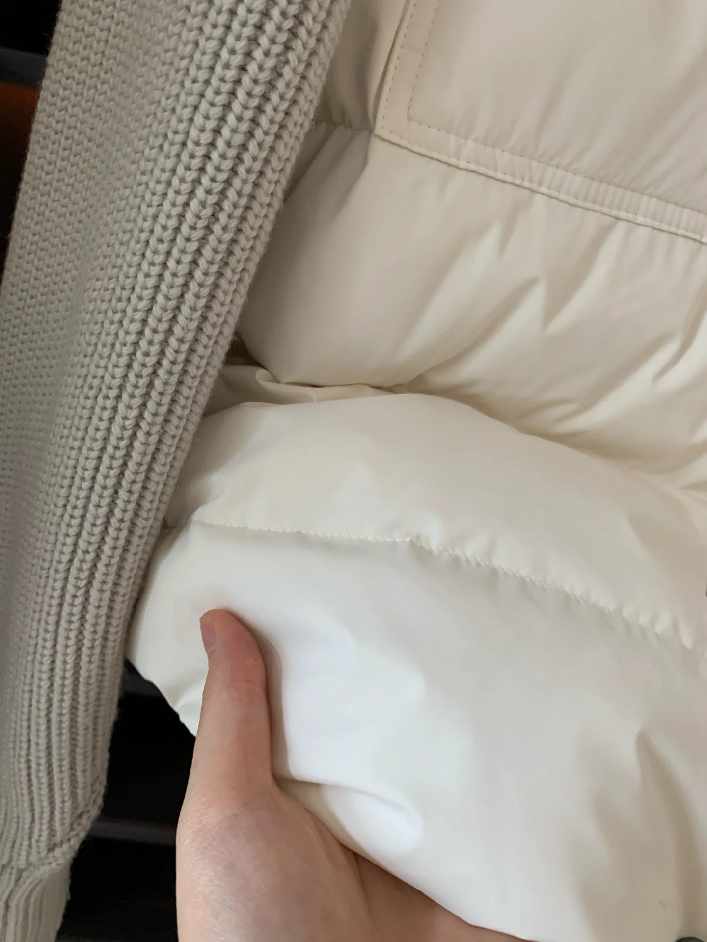 Jaqueta feminina de retalhos de penas de ganso de malha de alta qualidade de cor sólida