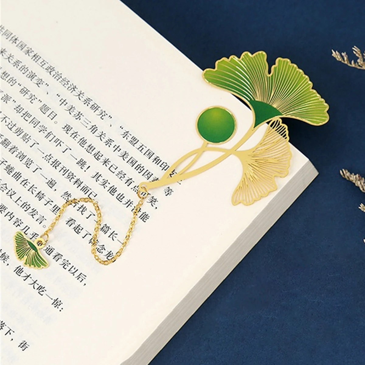 Marcapáginas de metal con forma de hoja de ginkgo verde hueca, marcapáginas floral retro creativo de latón con cadena, regalo perfecto para profesores, cumpleaños