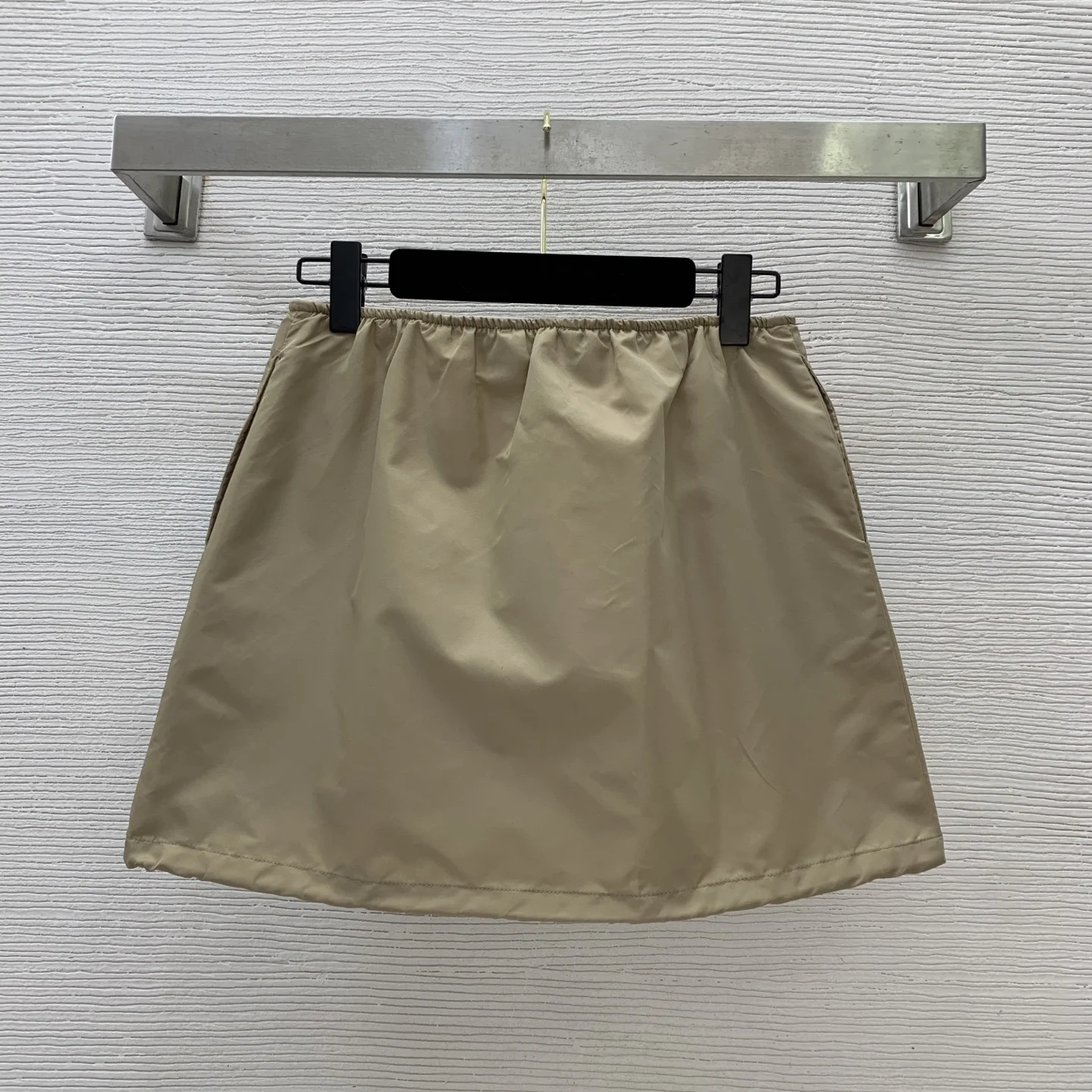 

Лето 2025г должен быть! Нейлоновая мини-юбка А-силуэта — молния, эластичный крой, идеально подходит для пикников и летних дат