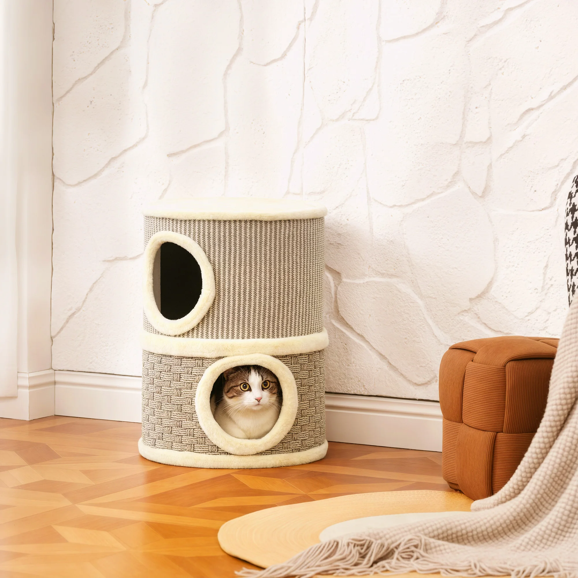 2-stöckiger Katzenkratzbaum in Fassform, Katzenhöhle mit zwei Fächern und Kratzfläche aus Natur-Sisal, flauschigen Plüschkanten für Zuhause, Wohnzimmer, Schlafzimmer