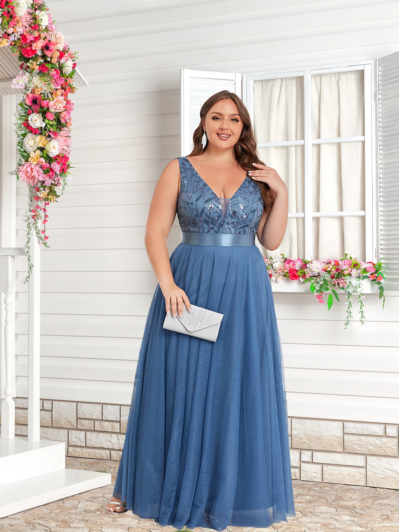 فستان شاش طويل أنيق بدون أكمام برقبة على شكل حرف V مع ترتر يسلط الضوء على مزاج الآلهة