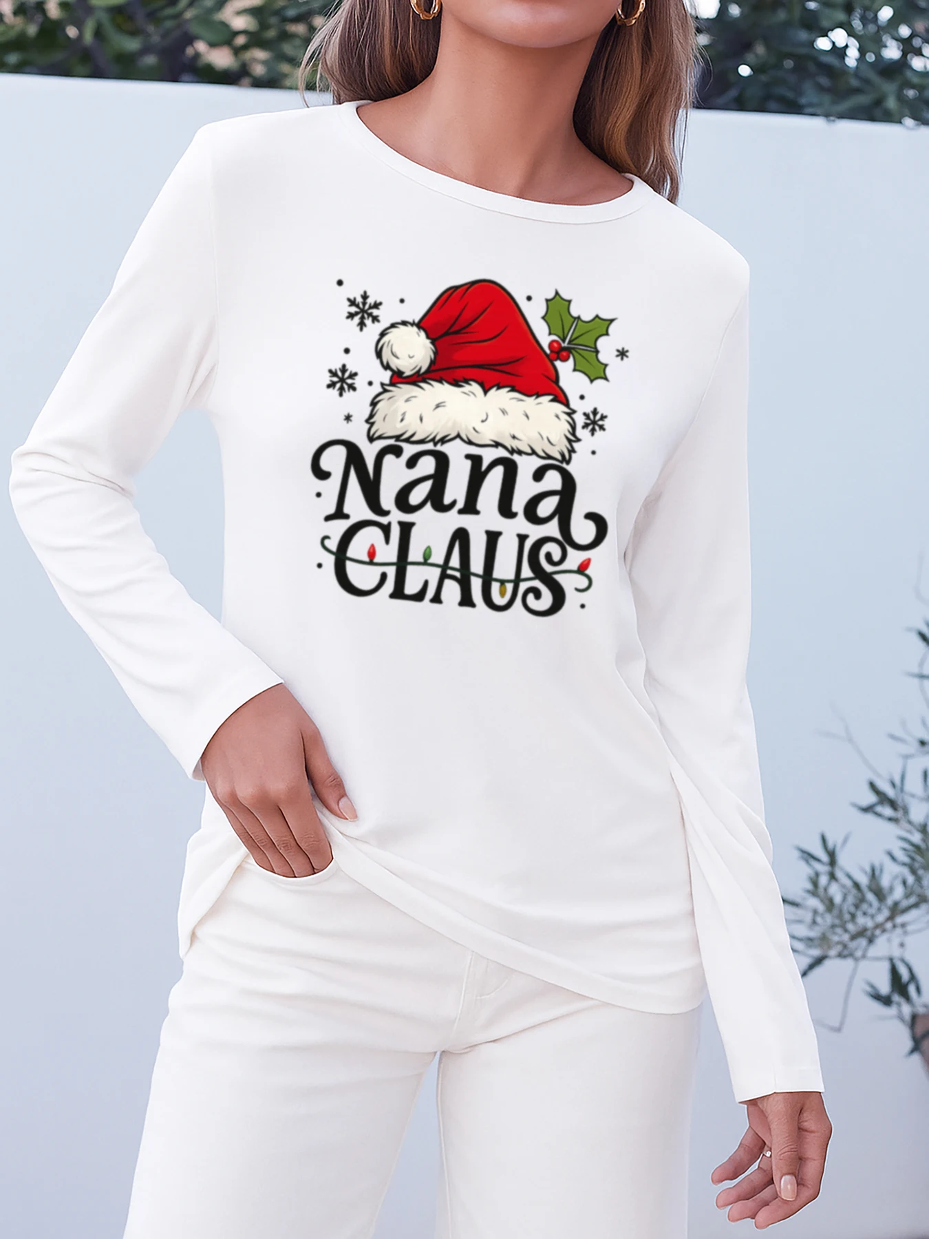 レディース クリスマス Tシャツ 「ナナクロース」サンタプリント ソフト長袖 ラウンドネック ホリデートップ カジュアルフィット クリスマスパーティー用