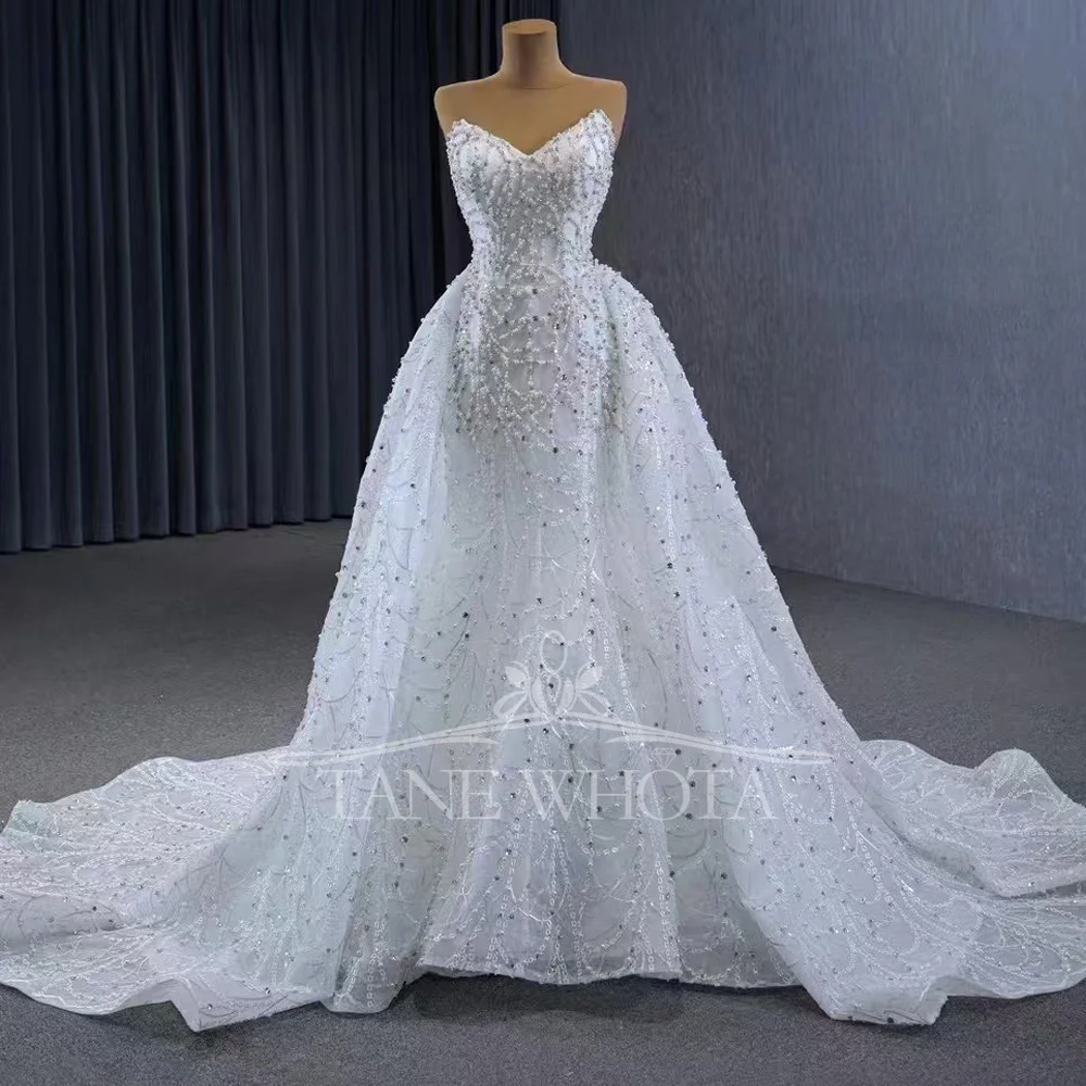 

Свадебное платье-футляр в стиле принцессы без рукавов со съемным шлейфом, шнуровкой сзади, расшитым бисером и кристаллами на 2025 год