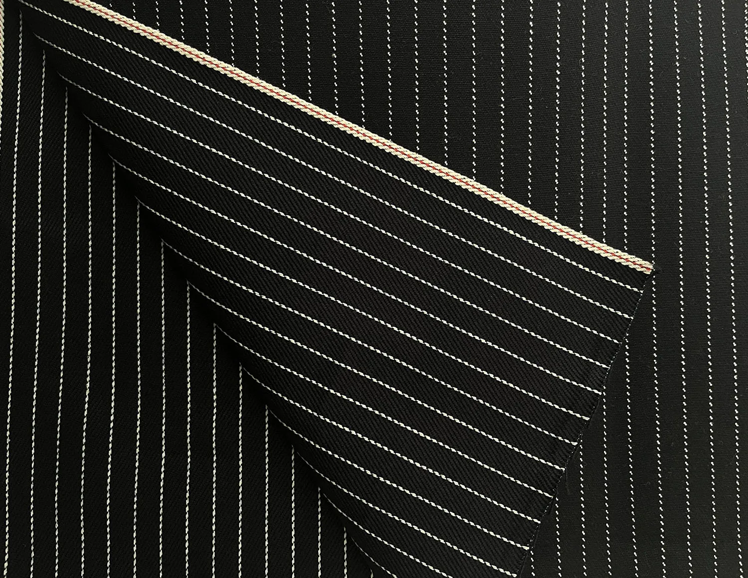 Tela vaquera Wabash de 12.6oz índigo x negro rojo con orilla rayada al por mayor para fabricantes de jeans, por yarda W24192