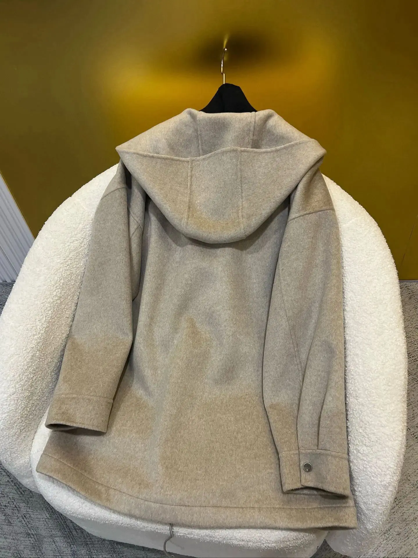 Herbstliche Kaschmir-Kapuzenjacke mit Pelztaschen