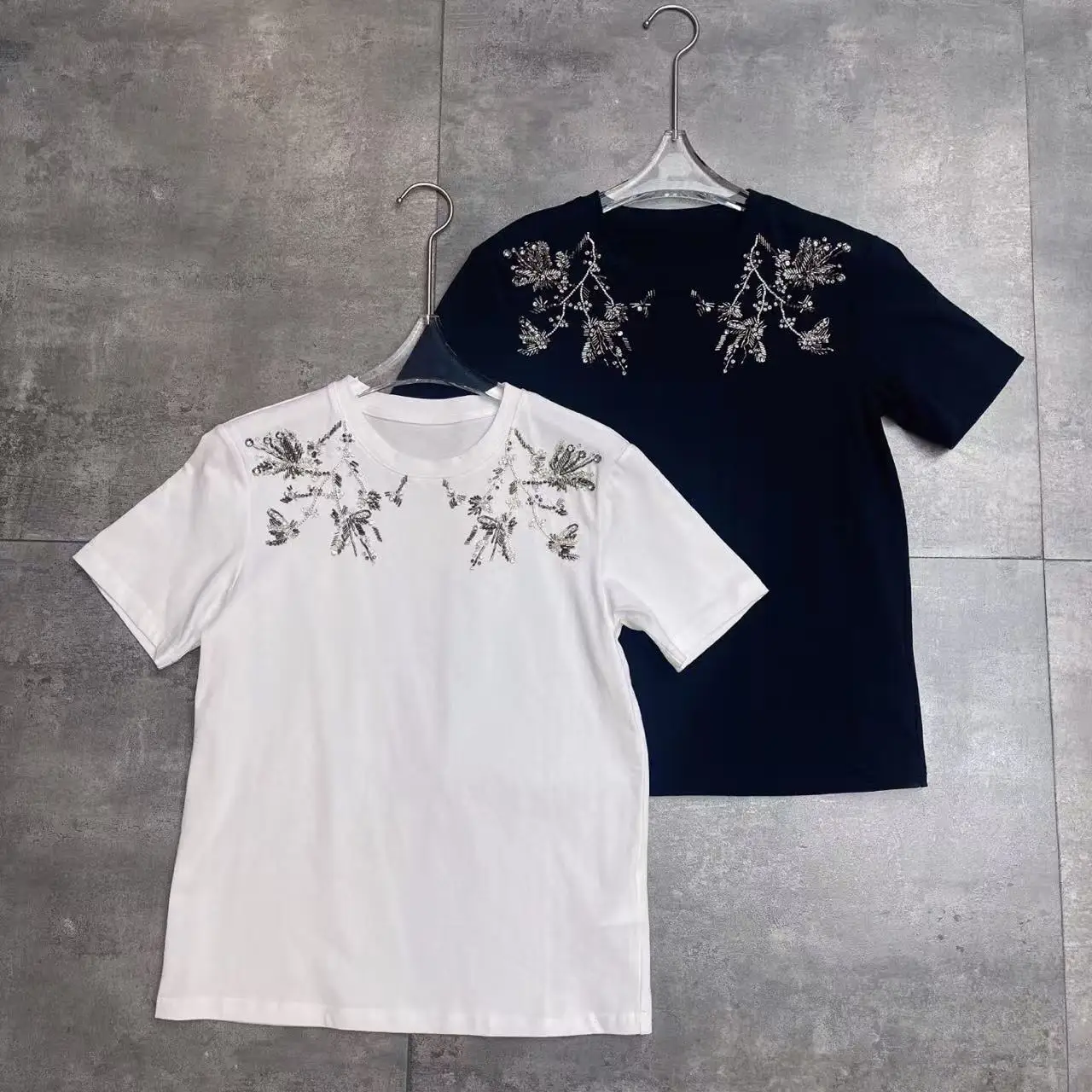 

Элегантная и универсальная футболка с короткими рукавами и вышивкой.