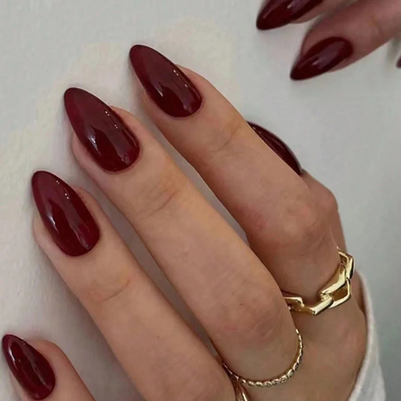 24 pièces/ensemble Simple vin rouge faux ongles mi-longue amande presse sur ongles Art portable tête ronde ovale couverture complète faux ongles conseils