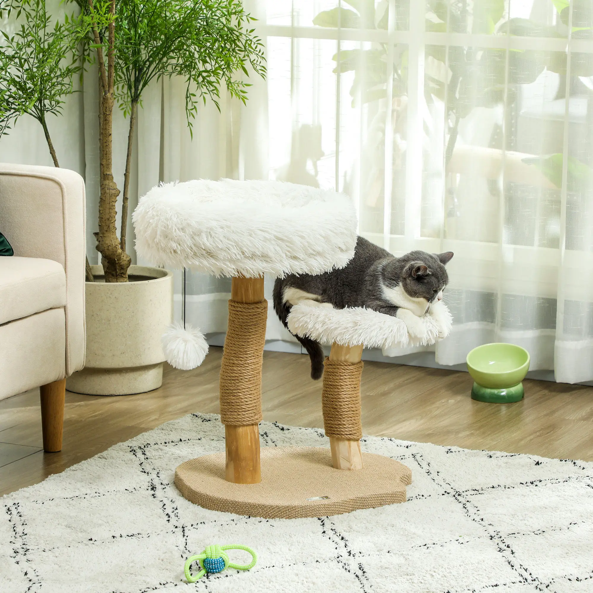Arbre à chat en bois naturel, petit mobilier d'intérieur multi-niveaux pour chat, équipé d'un lit pour chat, d'un poteau à gratter en sisal et d'une balle suspendue pour jouet.