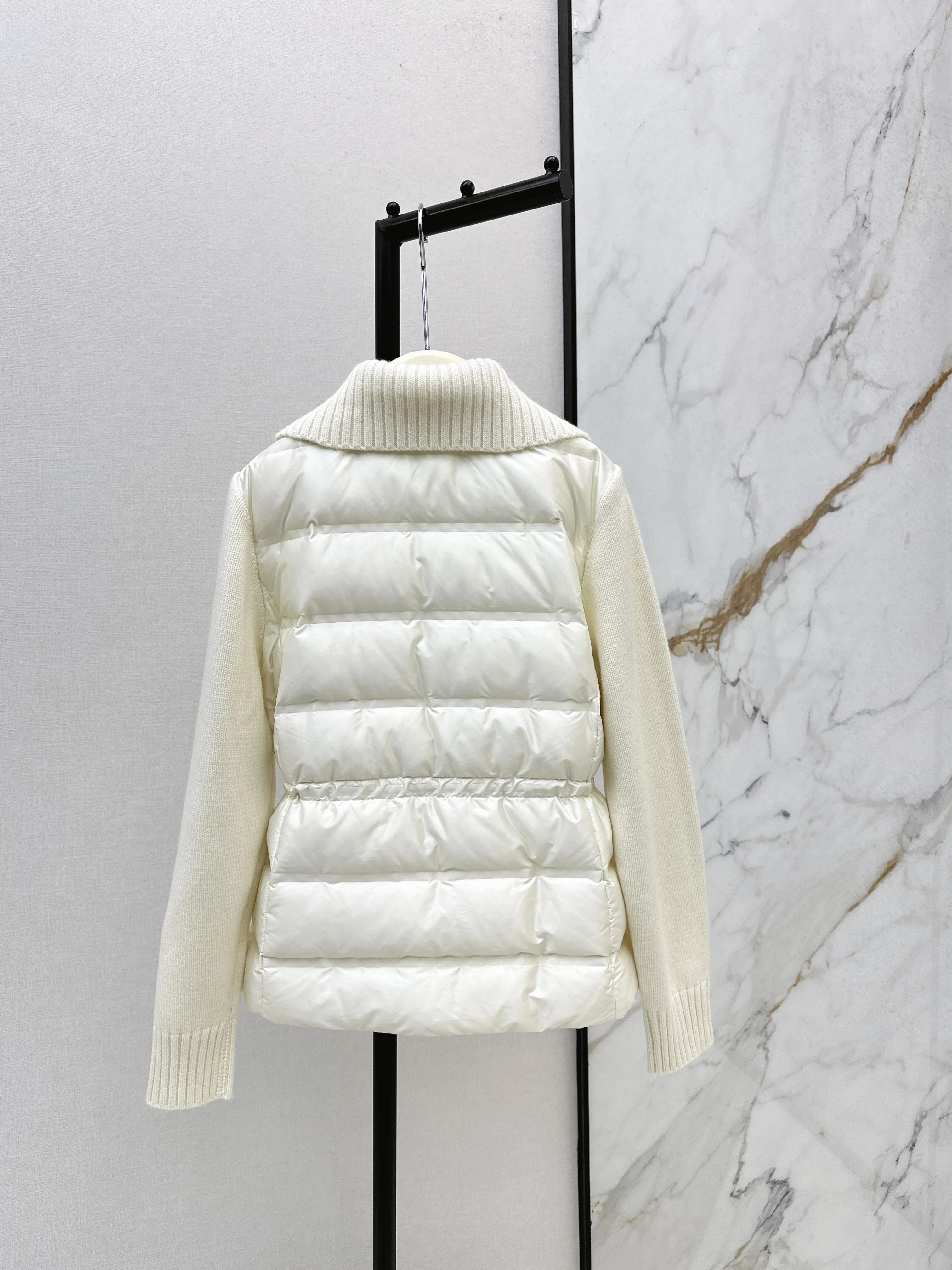 سترة محبوكة على الموضة لأوائل الخريف لعام 2025 بقصة ضيقة للنساء من الكشمير المحبوك سترة من الكشمير المحبوكة من ريش الإوز