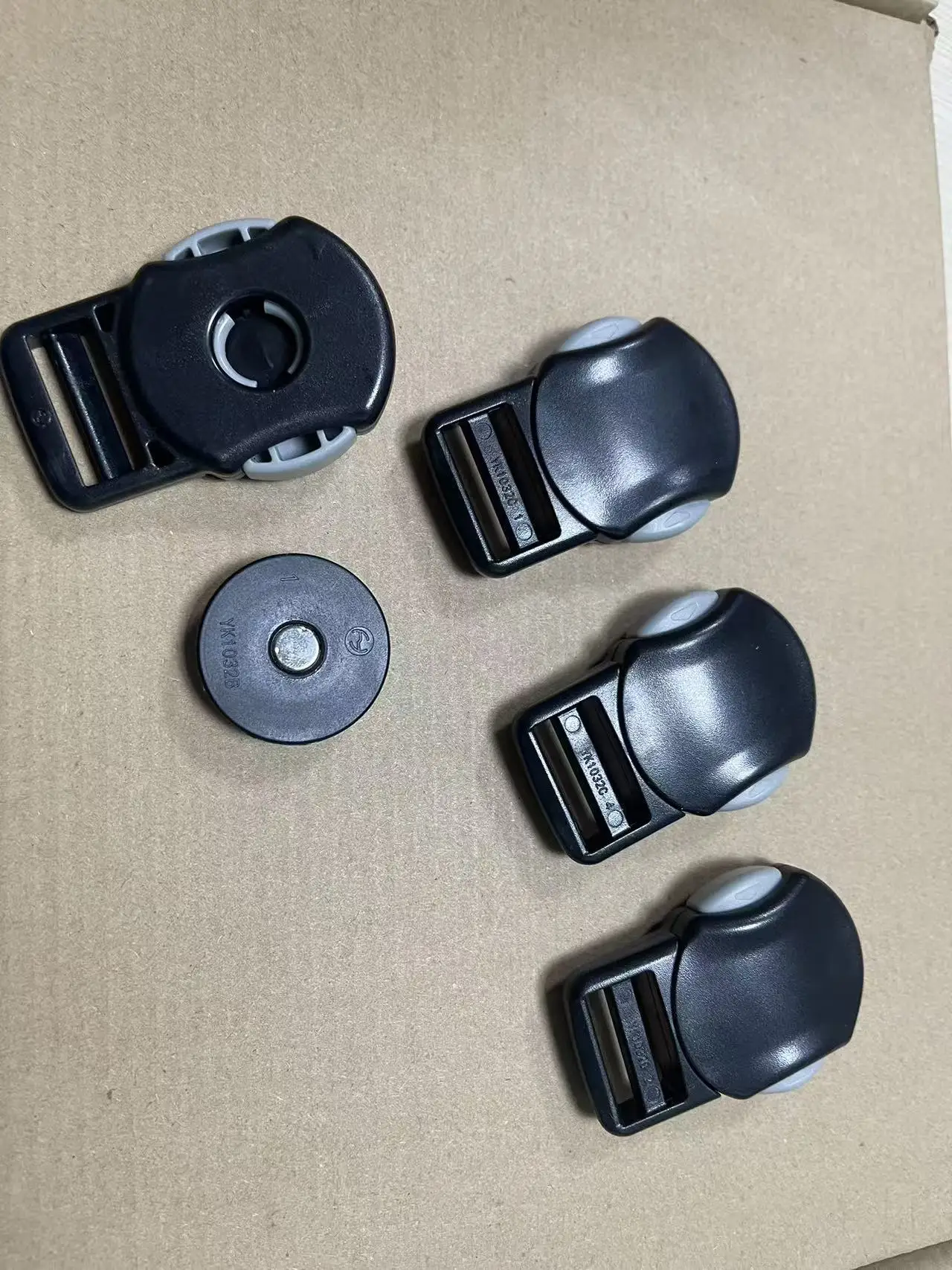 4PCS/PACK Magnetic quick-release buckles self-closing fasteners plastic buckle  tactical belts, bags babycarrimagnetic snap clip