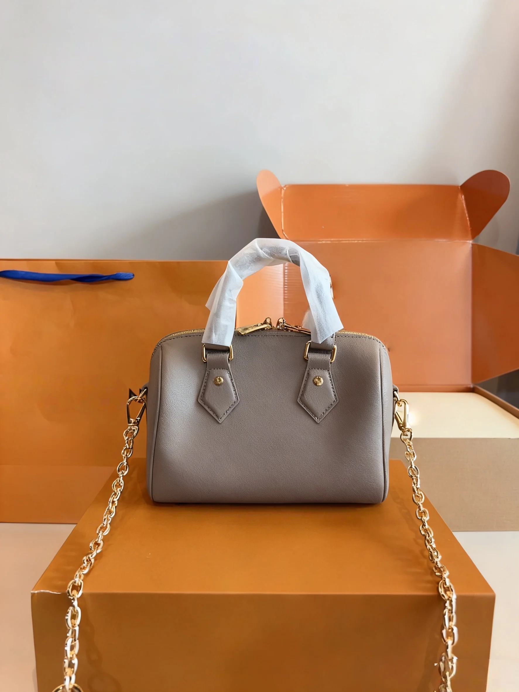 

2025 New SIZE: 20X12X14 OR 16X8X9 CM Fashionable Versatile bags leather cherry Portable can be carried on the shoulder no boxes