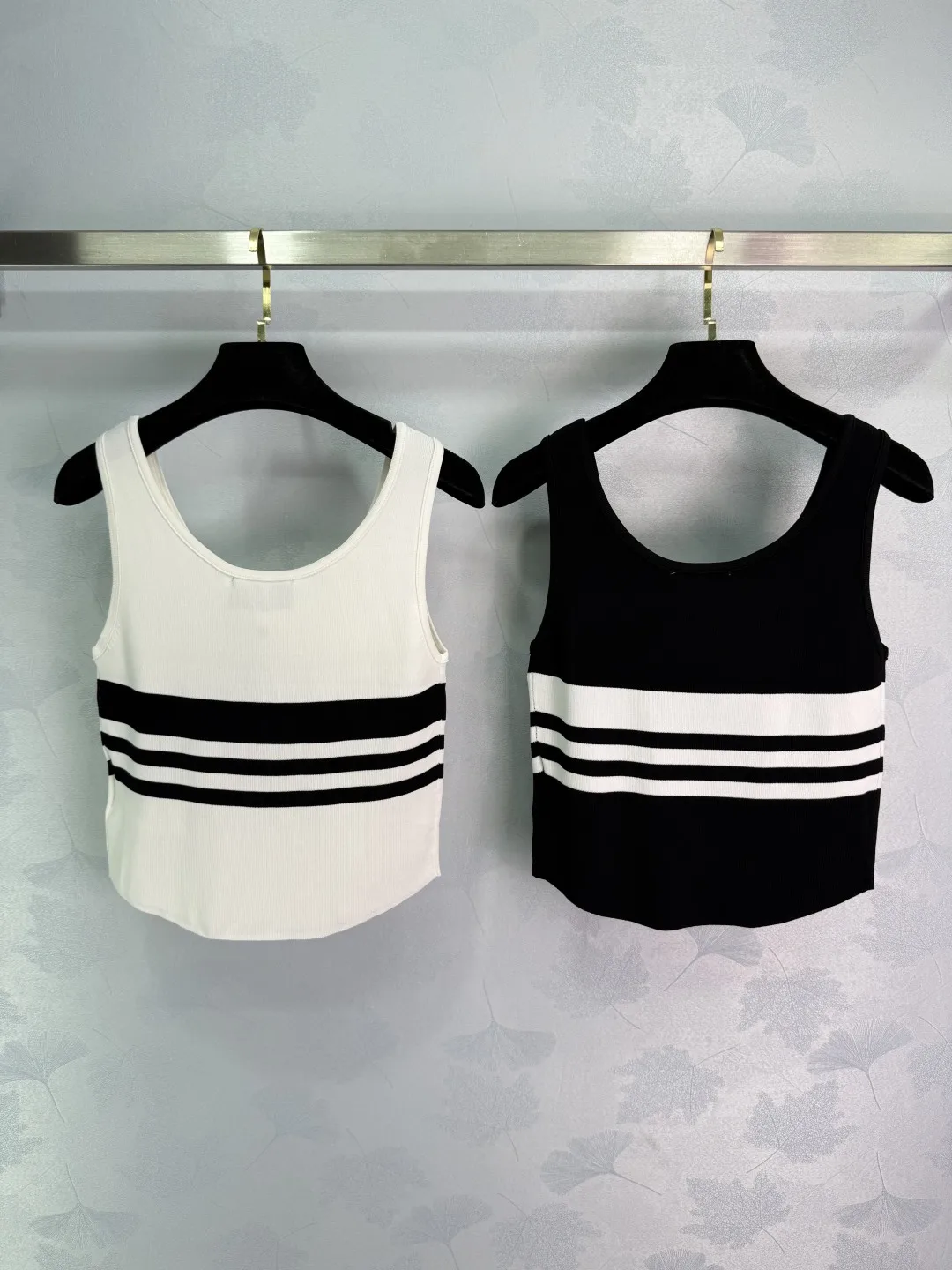 

2025 Summer New Design Women's Slim-Fitting V-Neck Sleeveless Tank Top