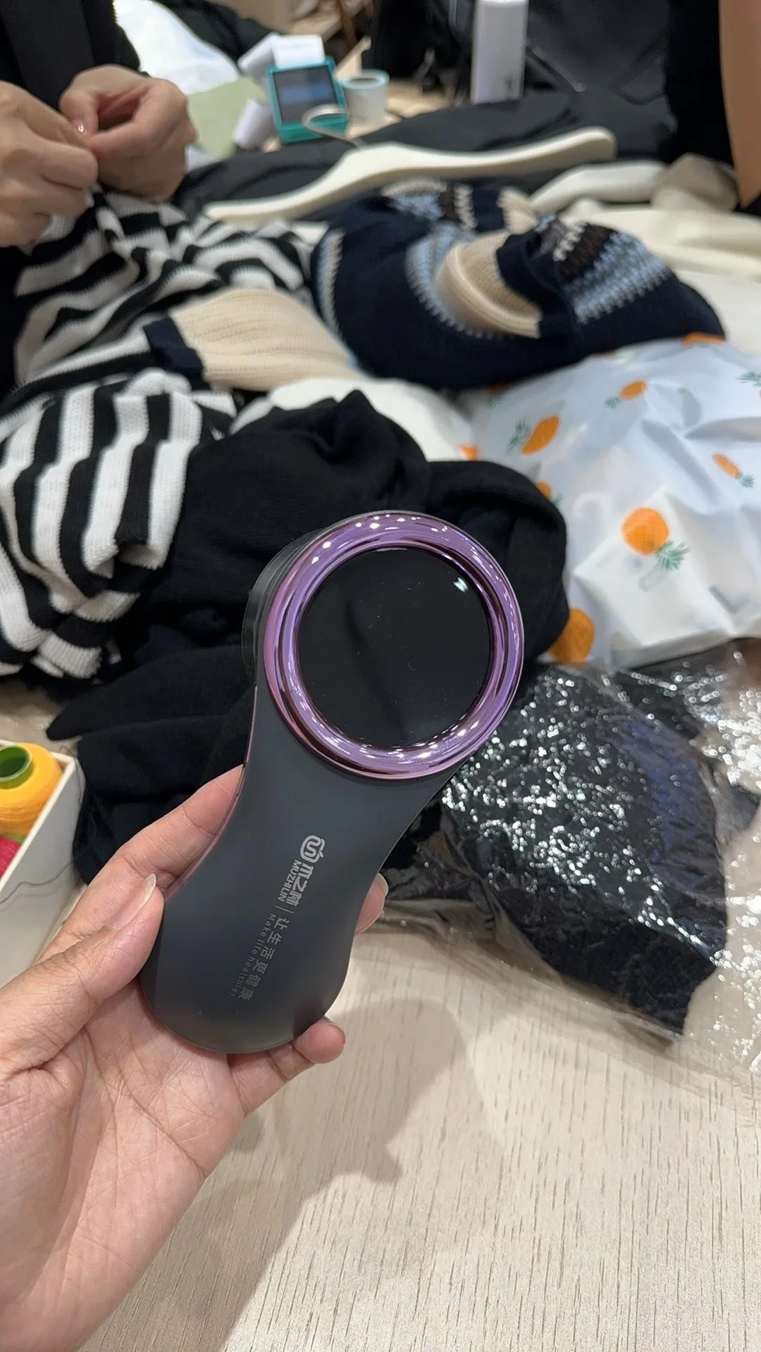 Electric Lint Remover Sweater Shaver Pilling Remover Clothes Fabric Shaver Portable Rechargeable Trimmer for Sweater Knitwear photo review