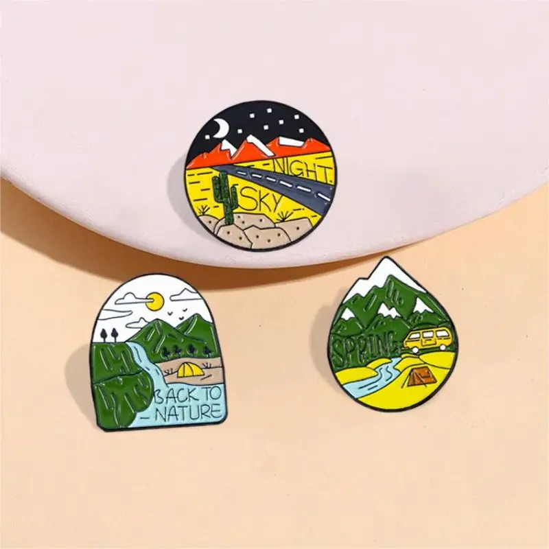 Spilla smaltata in lega da viaggio da campeggio Mountain Back To Nature Sky Night Forest accessori per abbigliamento zaino Badge spille da bavero