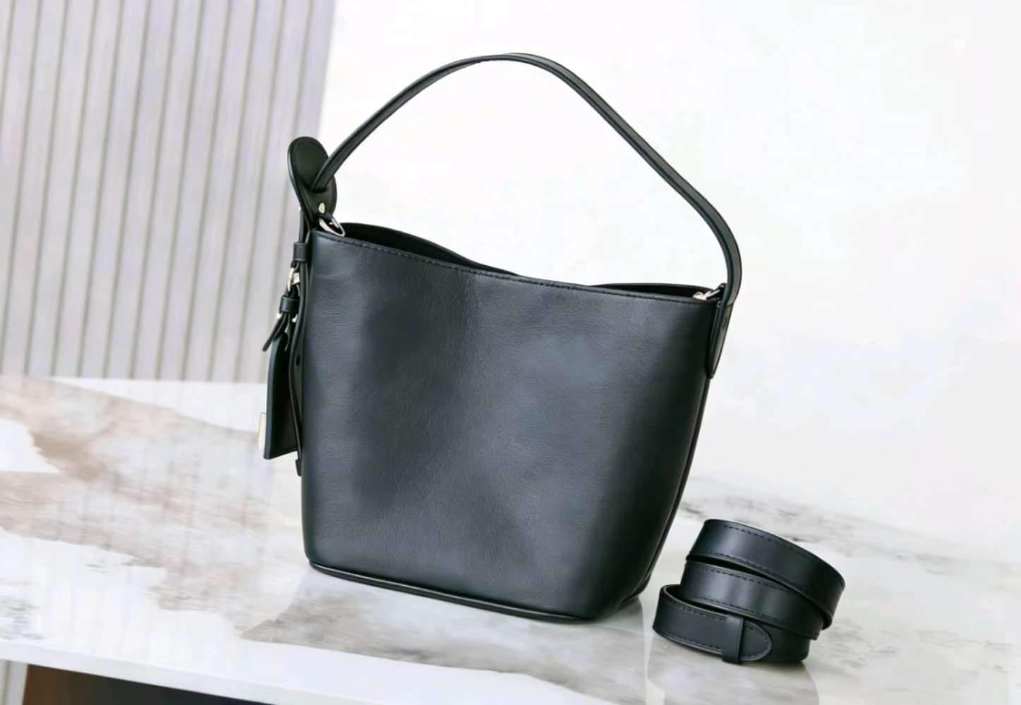 

2026 New Elegant Black Genuine Leather Women's Bucket Bag, Simple Commuter Ladies Shoulder Bag (Size: 18-16-12cm) P13