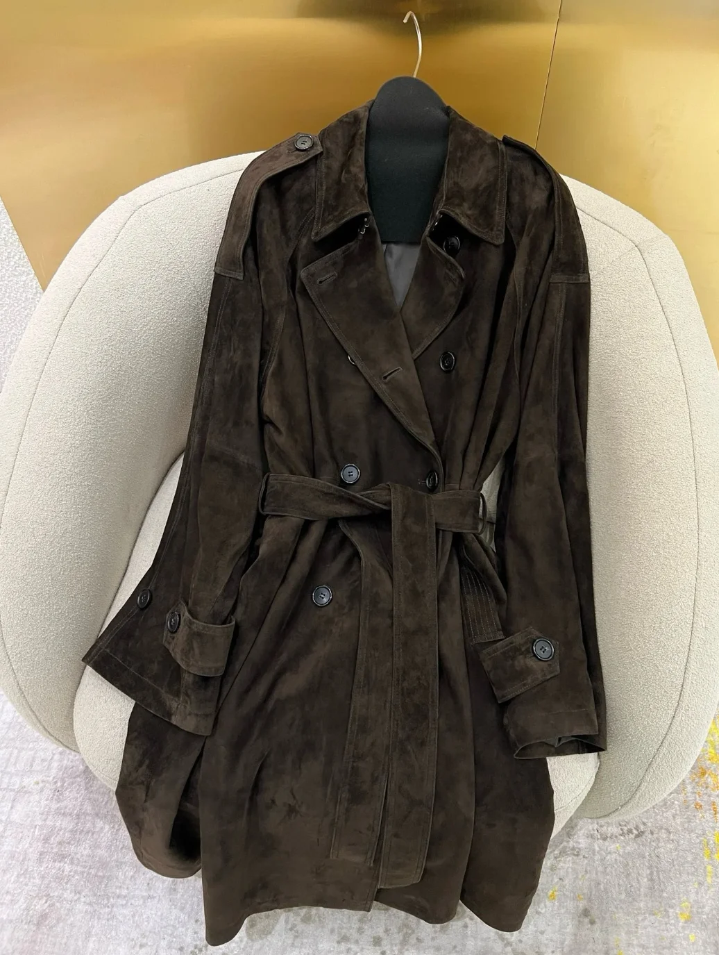 Elegante cappotto autunnale in vera pelle scamosciata tinta unita con cintura