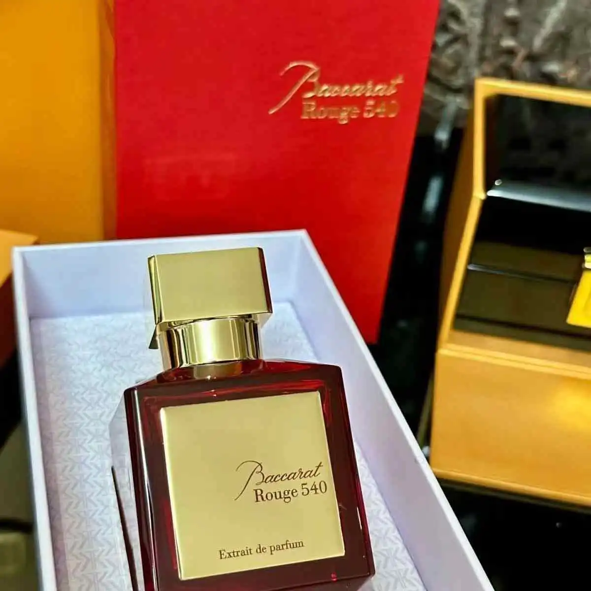 Baccarat 540 essence perfume is a rich and charming oriental flower fragrance. Amber, cedar, and musk are mellow and long-lasting, with a luxurious and atmospheric red toned bottle body, exuding a high-end and charming aura.