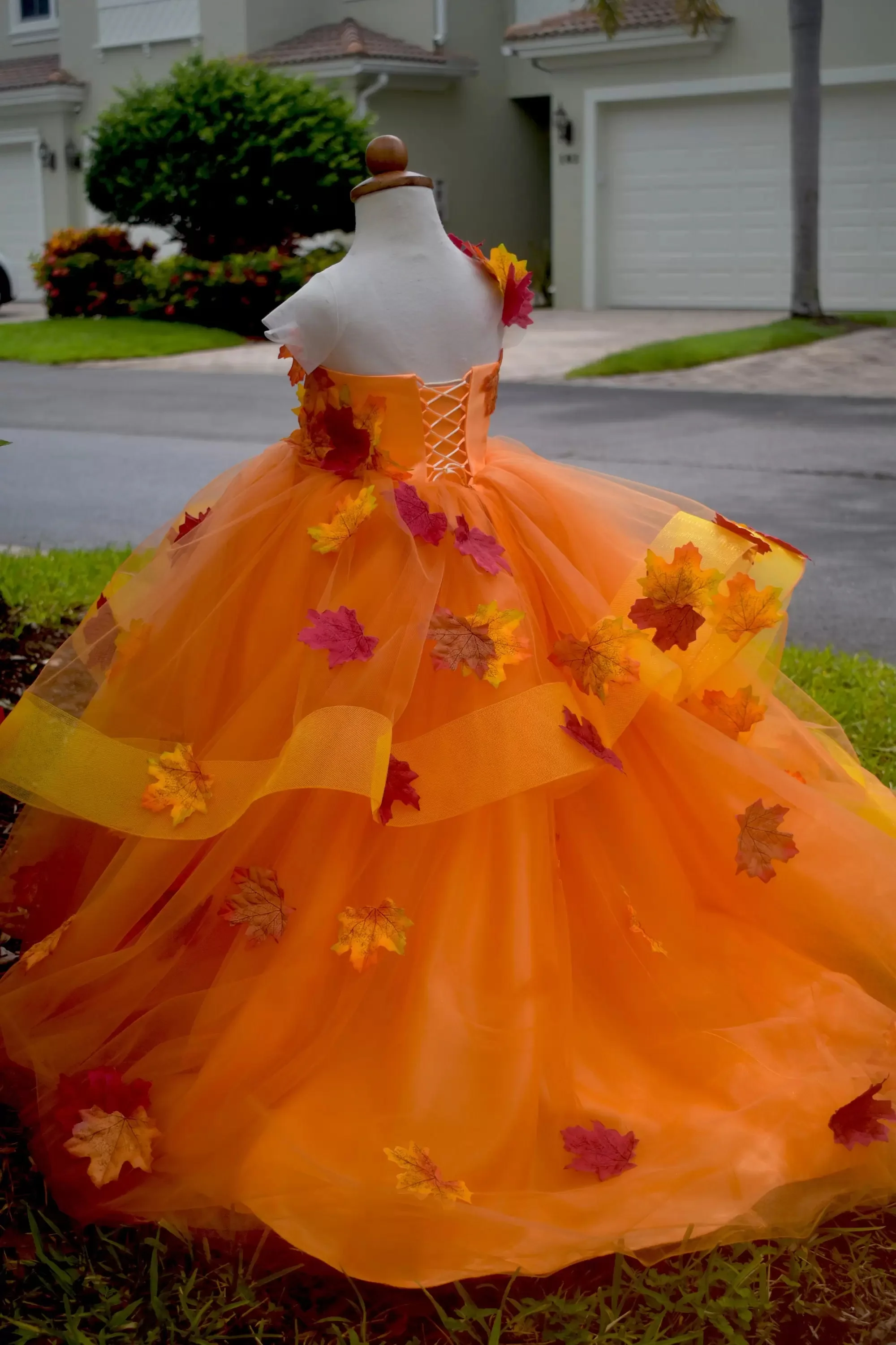 Robe de bal à fleurs avec des appliques de feuilles d'érable, pour mariage, robes de concours à plusieurs niveaux, robe de première Communion Orange avec traîne de balayage