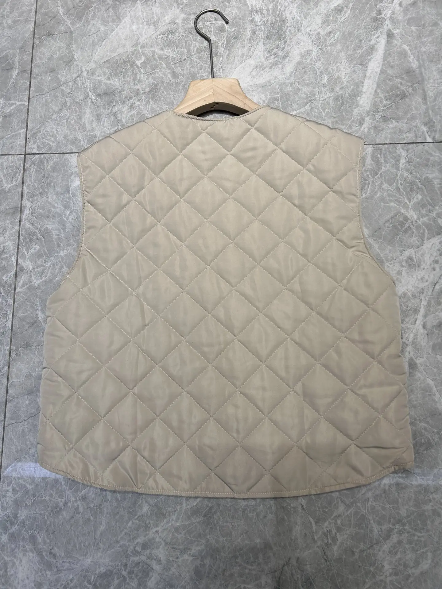 

Autumn and Winter New Diamond Metal Buckle Double Pocket Casual Simple Classic Cotton Vest