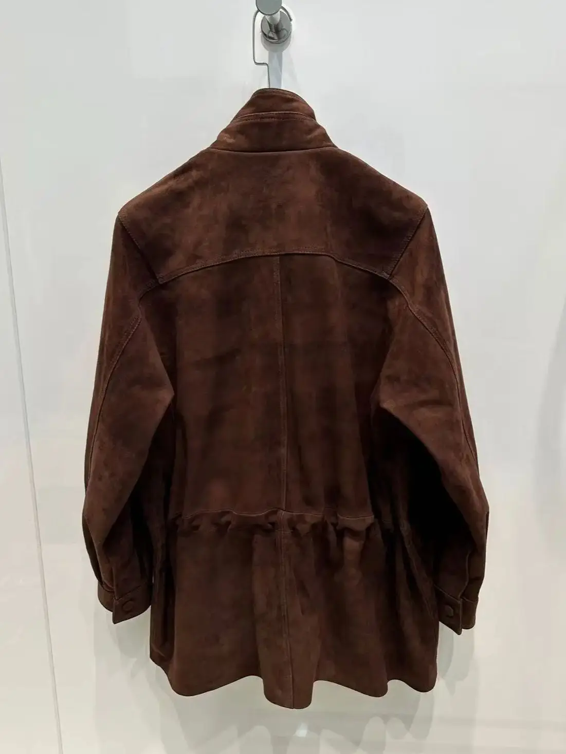 Chaqueta clásica de piel de ante con cuello levantado de alta calidad.