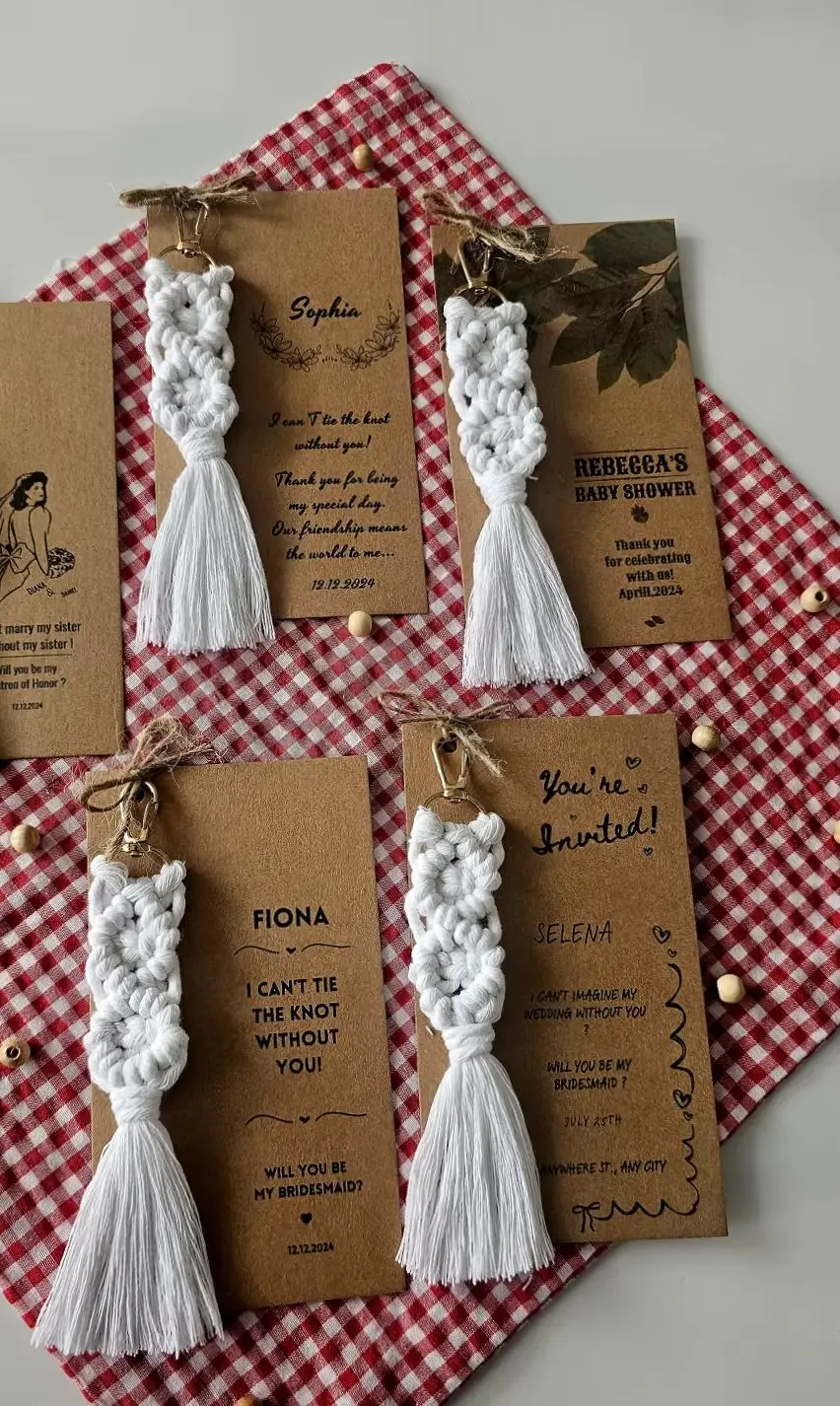 LLavero de nombre de macramé personalizado hecho a mano para dama de honor con tarjeta y flor, recuerdo de despedida de soltera