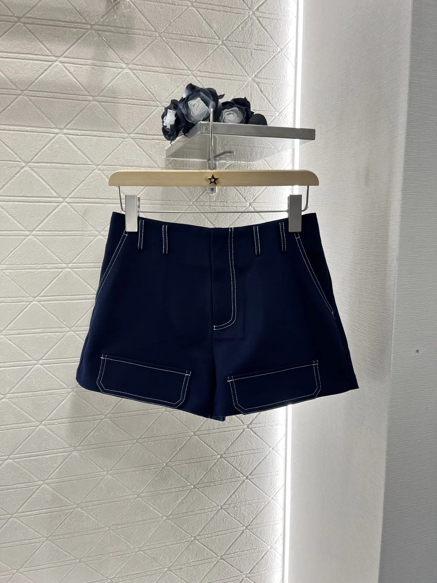 

2025 New Products On The Shelves High-Waist Contour Line Pocket Shorts Customized Imported Acetic Acid Material