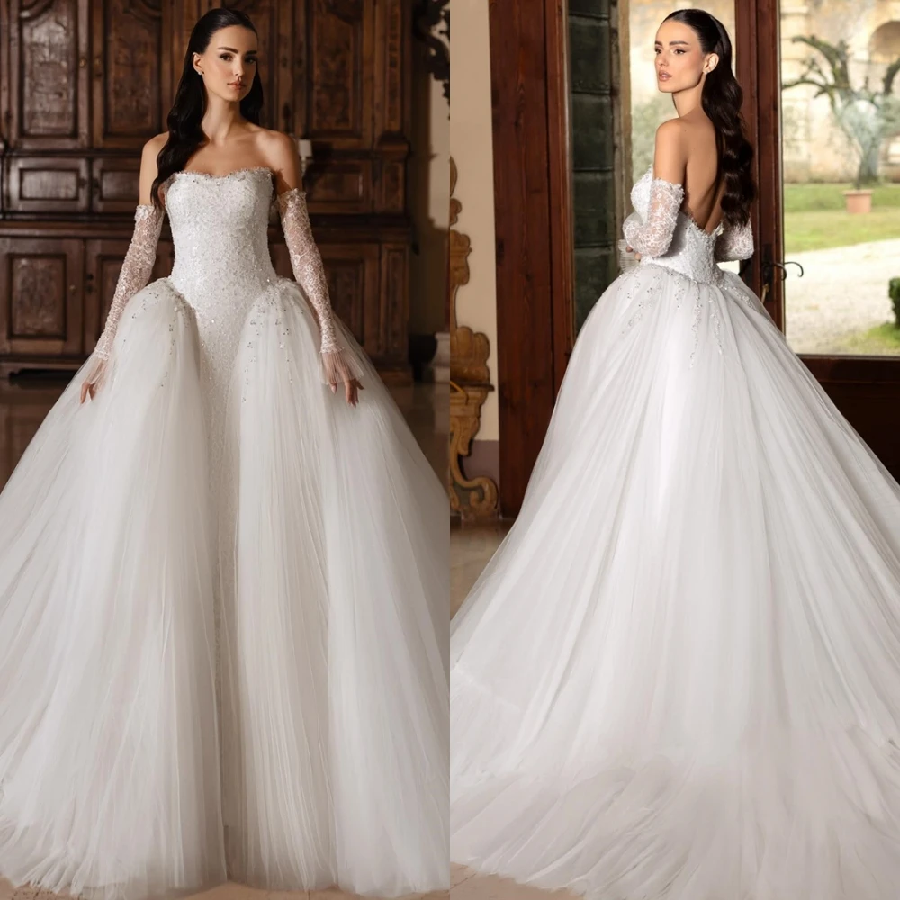 Maßgeschneidertes klassisches weißes Organza-Hochzeitskleid, formelles, trägerloses, ärmelloses Brautkleid, zartes A-Linien-Abschlussballkleid mit Kapellenschleppe