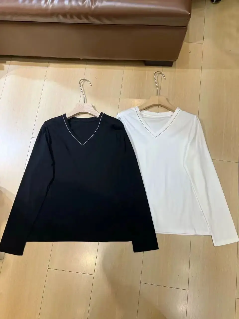 

Женская хлопковая футболка ранней весны с v-образным вырезом и длинными рукавами