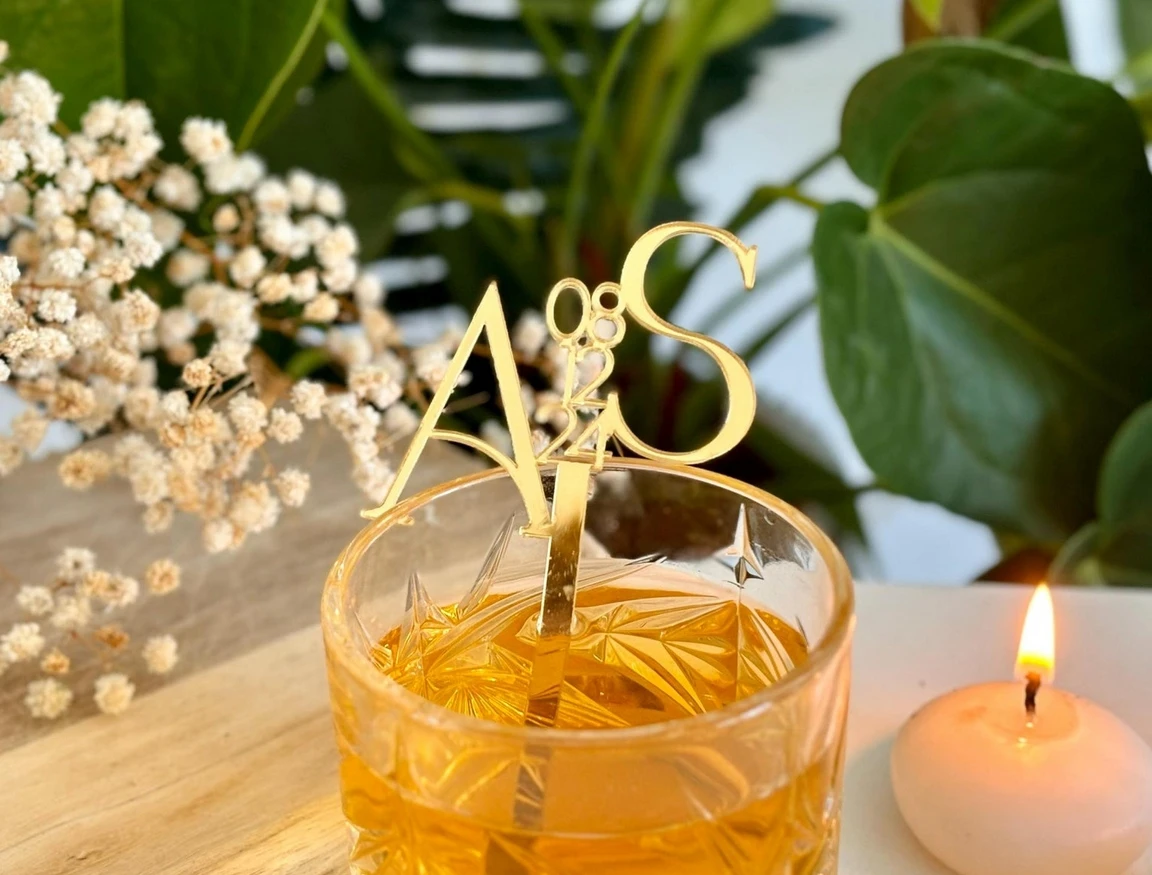 ウェディングドリンクスターラー、パーティーデコレーション、ゴールドスターラー、カスタムウェディング記念品、新郎新婦イニシャルカクテルトッパー、ワイングラス