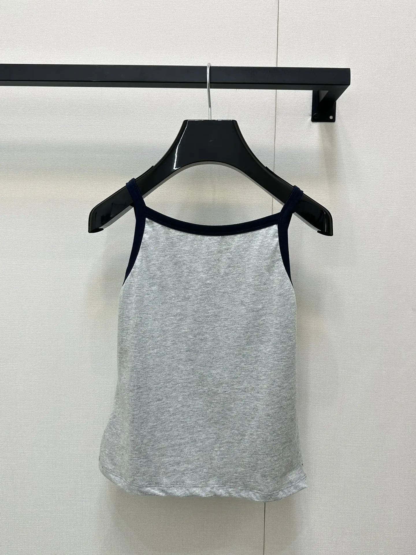 

2025 Spring and Summer New Simple Fashion Letter Printed Patchwork V-neck Slim Black-cut Spaghetti Strap Vest 032