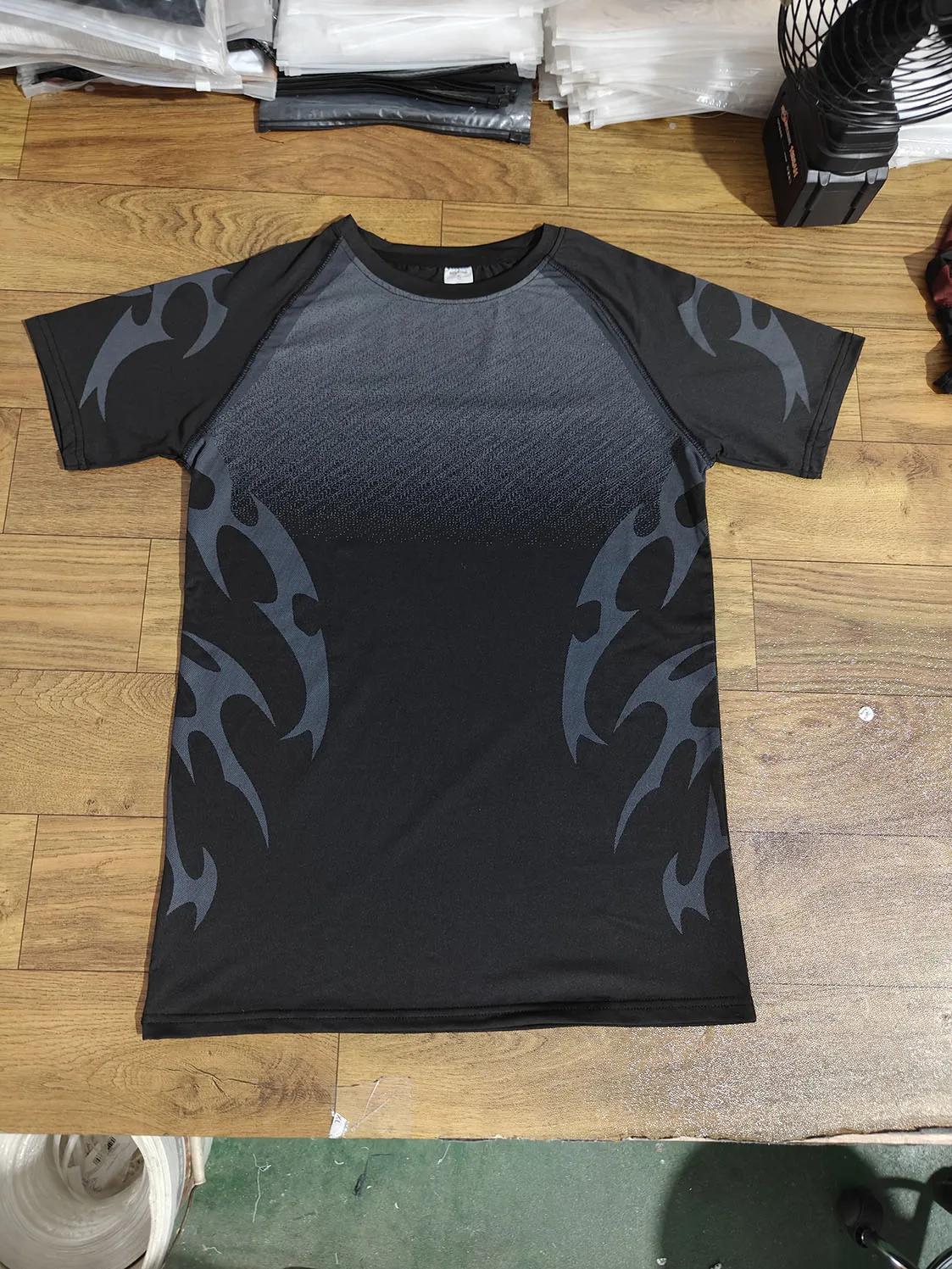 Herren Flammen-Farbverlauf Kompressions-Gym-T-Shirt Schnelltrocknend Atmungsaktiv Hochelastisch Slim Fit Athletisches Lauf- und Trainings-Sportshirt – Detail 27