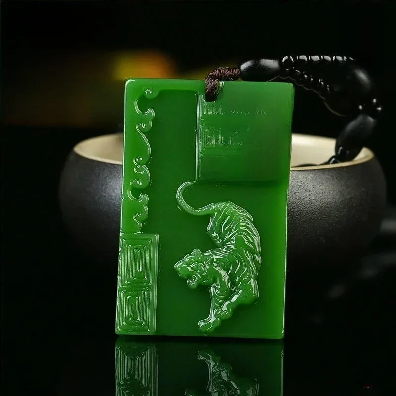 Chiński naturalny biały jadeit ręcznie rzeźbiony wisiorek zodiaku tygrys dziesięć pięknych biżuterii mężczyźni i kobiety naszyjnik z zodiakiem popularne prezenty — zdjęcie 2