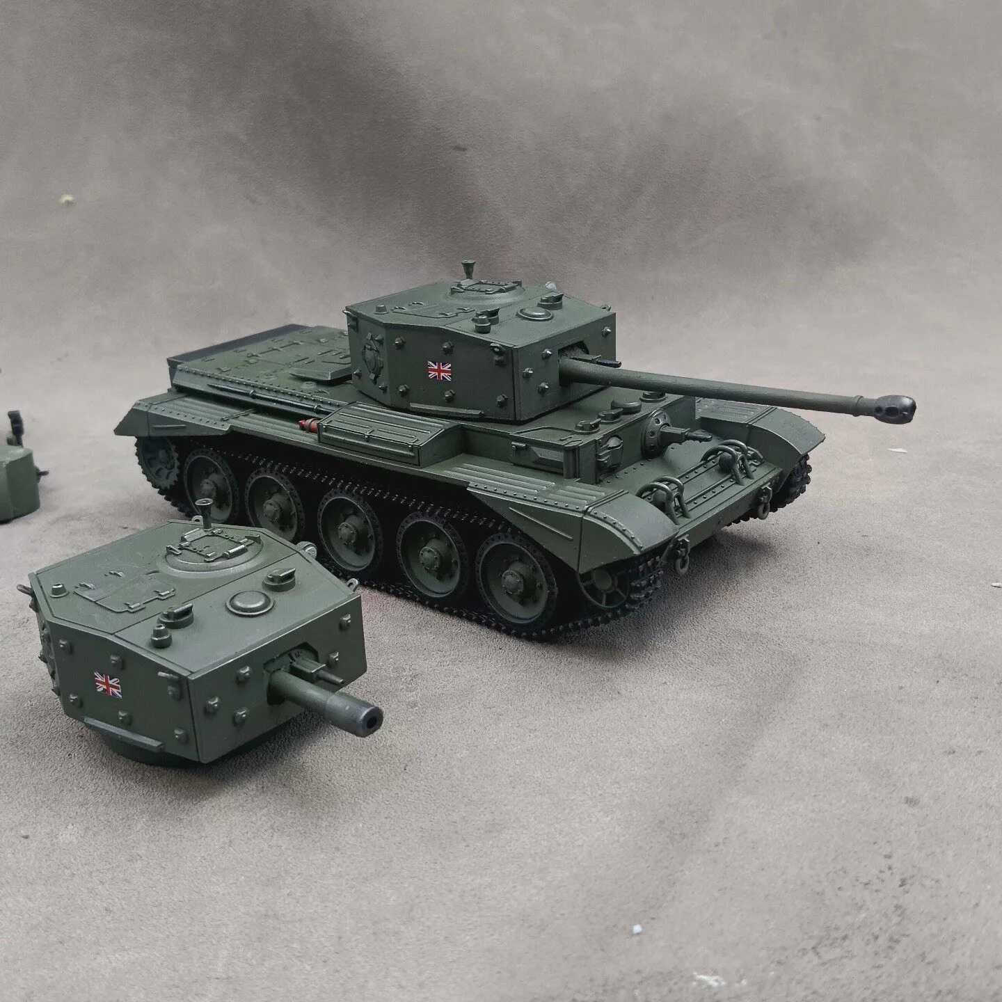 1/35 British Cromwell Tank (2 heads)  , SLA printing hand-colored finished model decorative ornament