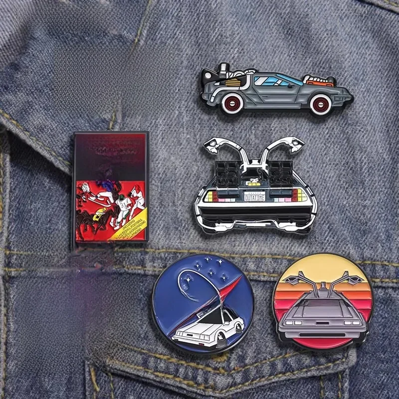 Retro Cartoon Sport Car Enamel Pin Science Fiction Movies Inspired Vehicle Brooch Jacket Lapel Badge Biżuteria Prezent dla przyjaciół — zdjęcie 2