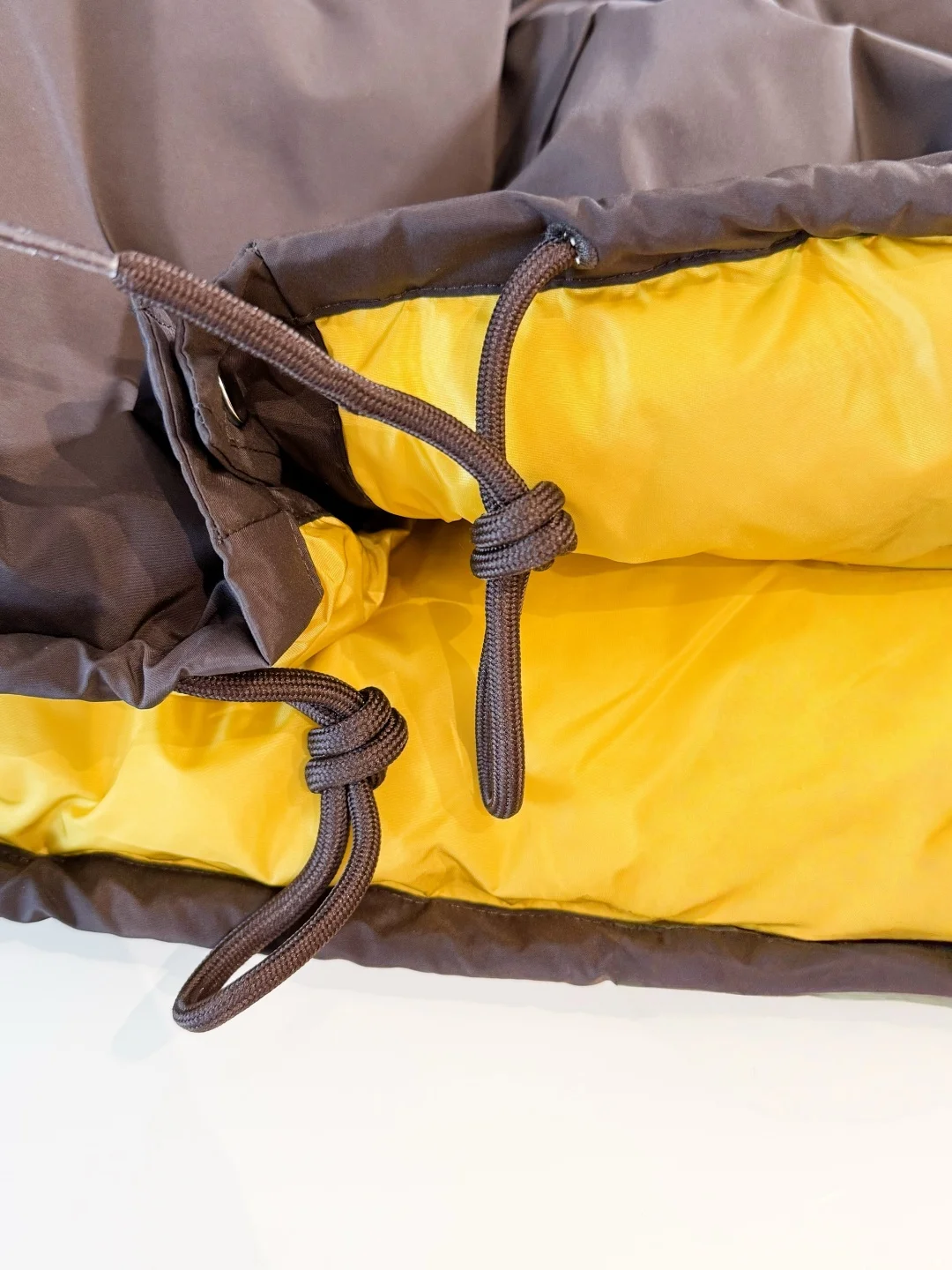 Piumino corto color block con cappuccio giallo, cappotto oversize in cotone, streetwear da donna, moda 2025