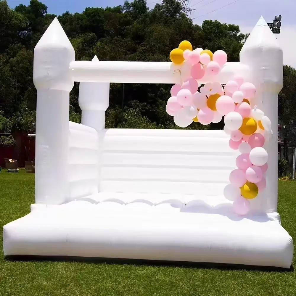 Opblaasbaar wit trampolinekasteel met blower, geschikt voor kinderen, buitenspeeltuinen, en perfect voor feesten en bruiloften