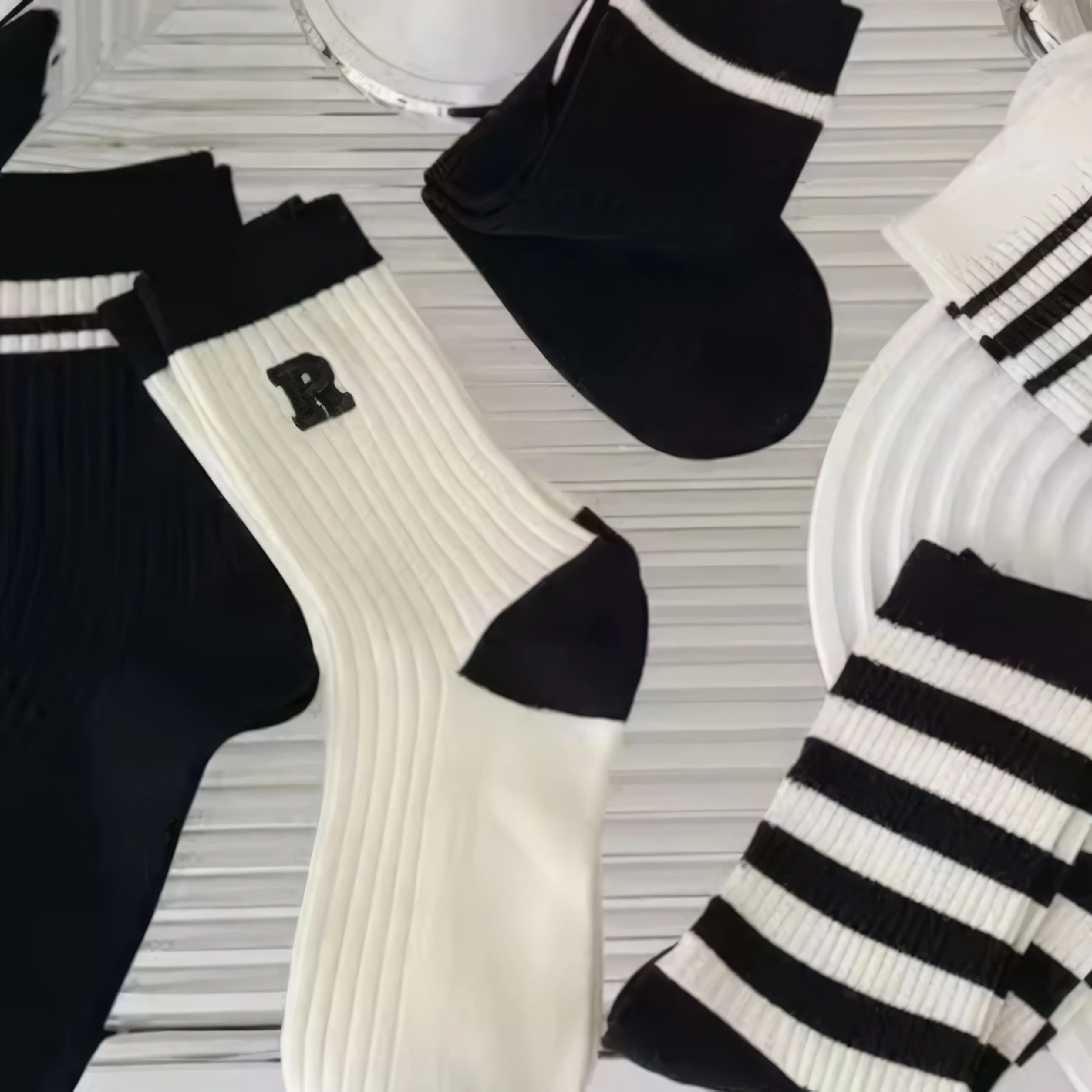 10 Pairs of Casual Mixed Color Striped Socks, Casual Sports Socks, Black and White Trendy Socks, Suitable for Outdoor Activities