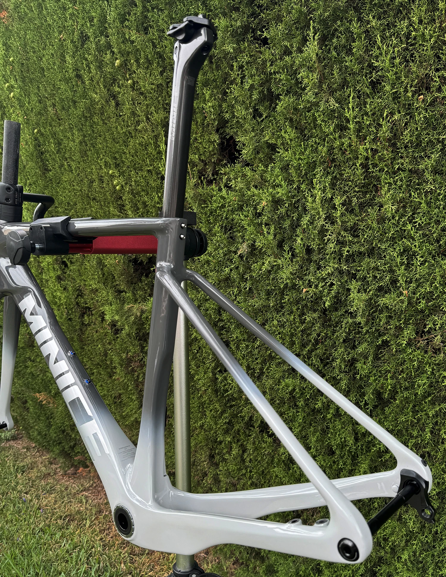 Minice Aerodynamischer EPS-geformter Carbonrahmen mit Scheibenbremse, max. 700*32C, AERO Rennrad-Rahmenset, BSA, vollständig interne Kabelführung, Lenker, DI2, mechanisch – Detail 17