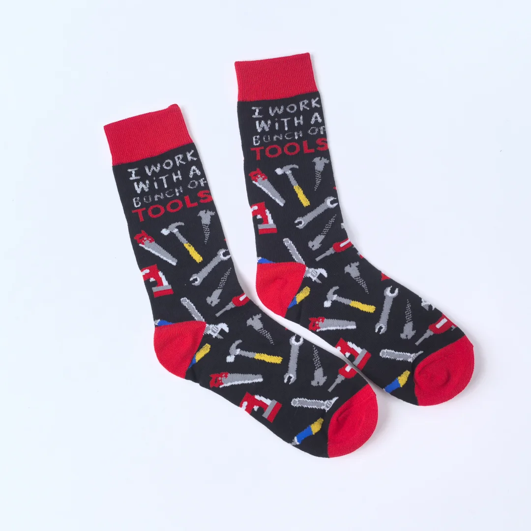 1 par de meias masculinas criativas de meia panturrilha com ferramentas, retrato e padrões atléticos de bola, adequadas para todas as estações